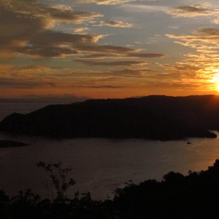 Superbe coucher de soleil sur la baie de Golfito, Costa Rica