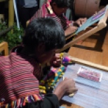Un jeune quechua Jalq'a confectionnant de magnifiques tissus
