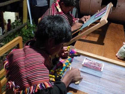 Un jeune quechua Jalq'a confectionnant de magnifiques tissus